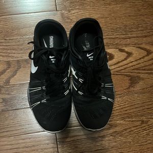 Nike sneakers. Black/ white size 6